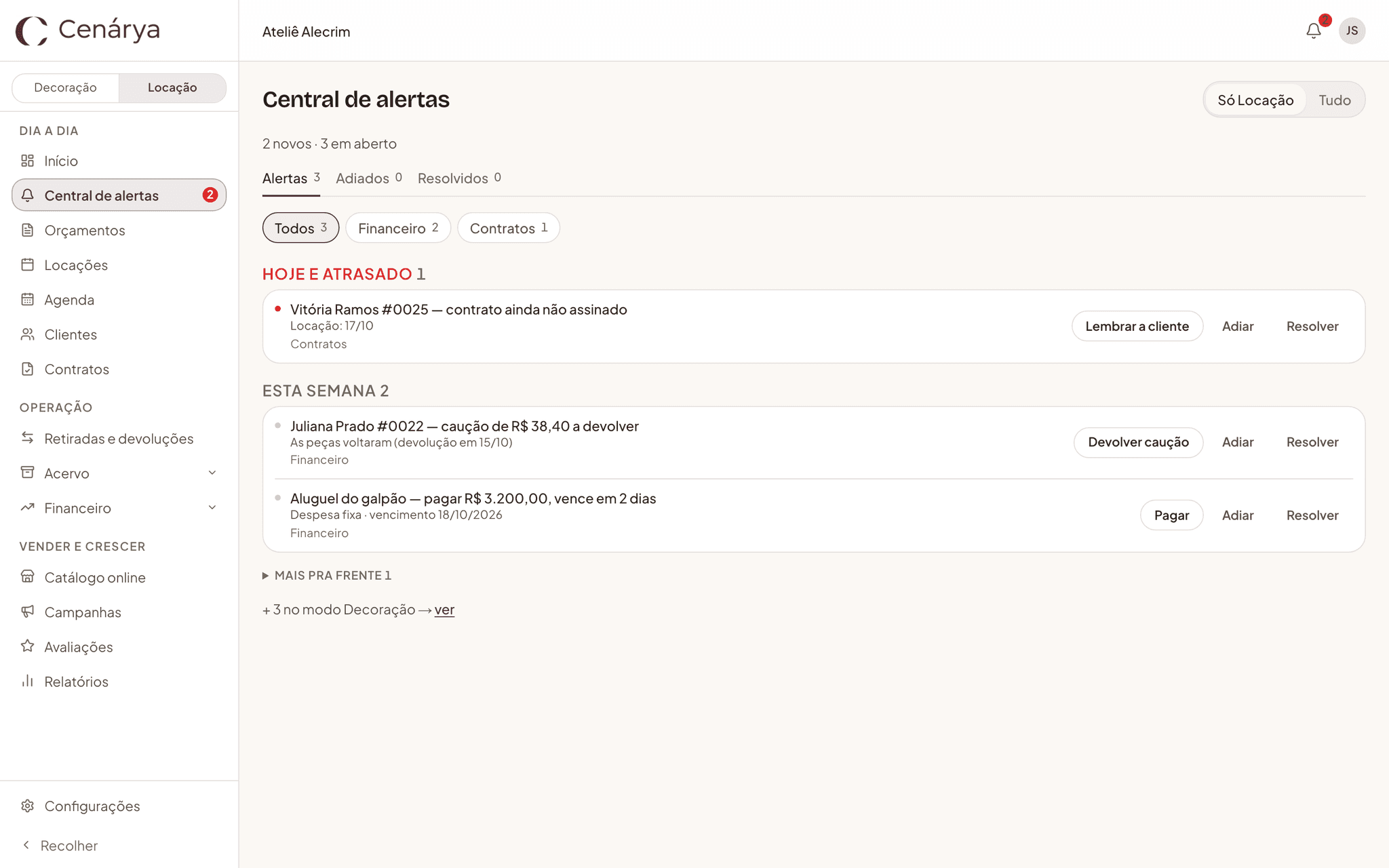 Central de alertas no computador, modo Locação: um contrato esperando assinatura antes da retirada de amanhã, uma caução a devolver e uma conta da semana.
