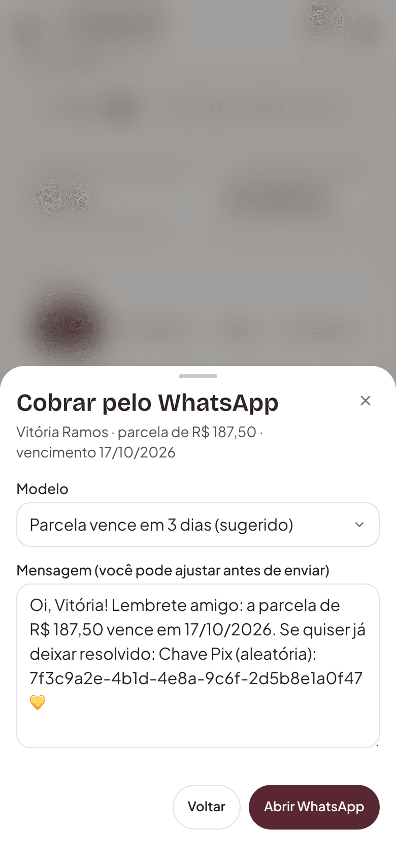 Mensagem pronta no celular para cobrar o saldo da locação antes da retirada, com o valor, a data e a chave Pix.